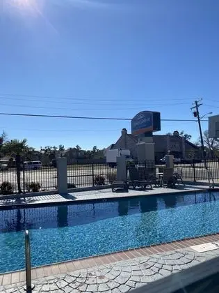 Howard Johnson by Wyndham Historic Lake Charles - Havuz