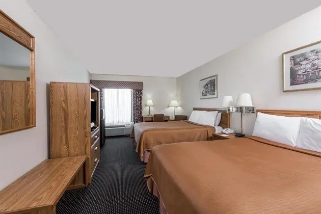 Howard Johnson by Wyndham Iowa LA