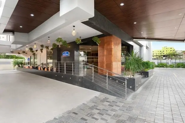 Howard Johnson by Wyndham Kolkata - Dış Mekan