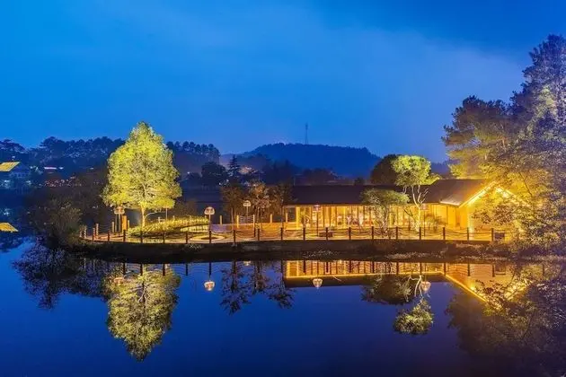 Howard Johnson By Wyndham Lake Serenity Hotel Neijiang - Dış Mekan