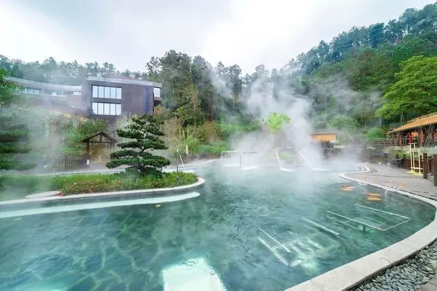 Howard Johnson By Wyndham Lake Serenity Hotel Neijiang - Havuz