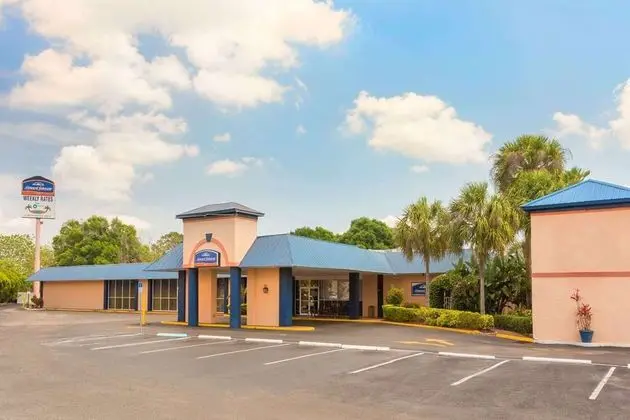Howard Johnson by Wyndham Lakeland - 1