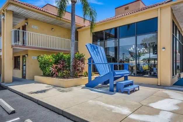 Howard Johnson by Wyndham Port Richey - Dış Mekan