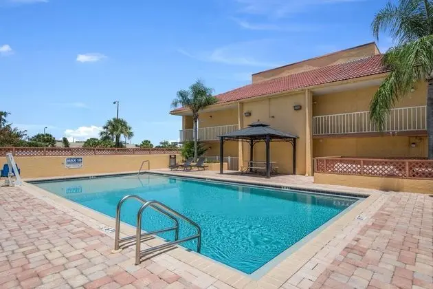 Howard Johnson by Wyndham Port Richey - Havuz