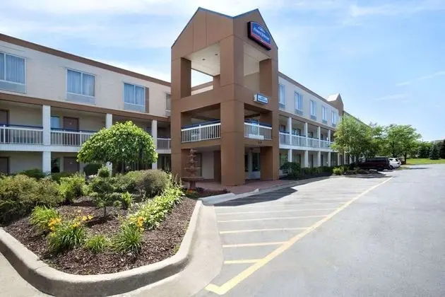 Howard Johnson by Wyndham Romulus Detroit  Airport