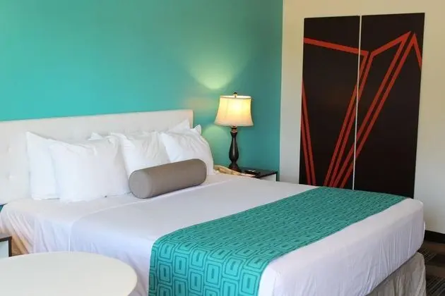 Howard Johnson by Wyndham San Diego Hotel Circle