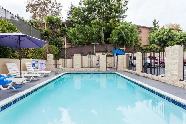 Howard Johnson by Wyndham San Diego Hotel Circle - Havuz