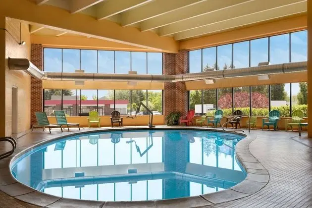 Howard Johnson Hotel by Wyndham South Portland - Havuz