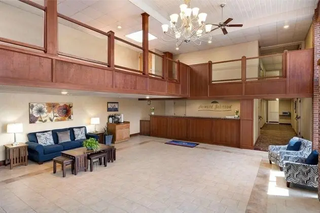 Howard Johnson Hotel by Wyndham South Portland - Lobi