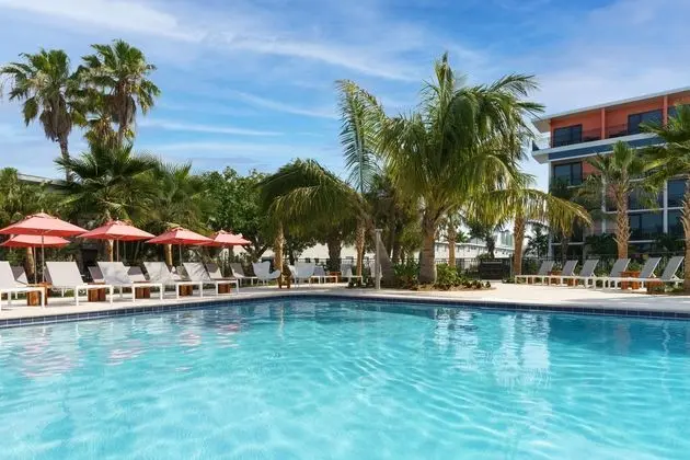 Howard Johnson Resort by Wyndham St. Pete Beach FL - Havuz