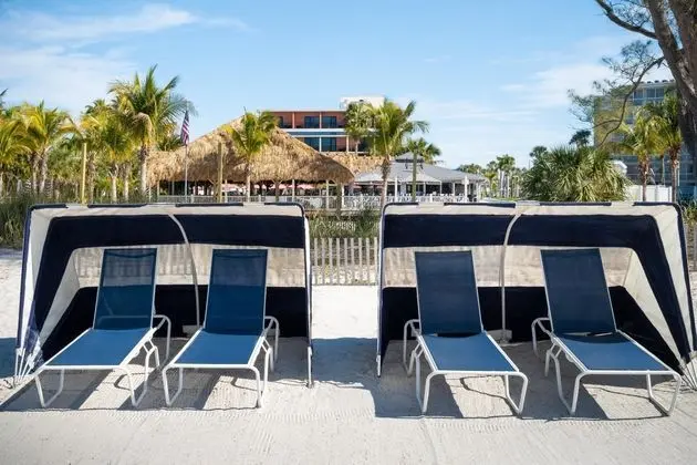 Howard Johnson Resort by Wyndham St. Pete Beach FL - Plaj