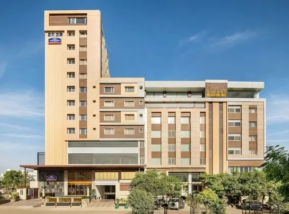 Howard Johnson by Wyndham Udaipur Roop Nagar - Dış Mekan