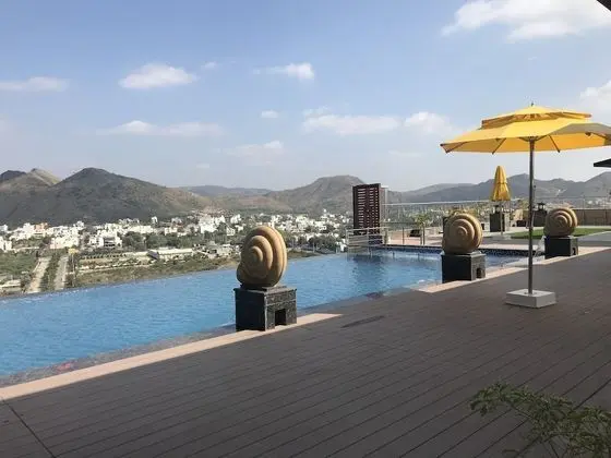 Howard Johnson by Wyndham Udaipur Roop Nagar - Havuz