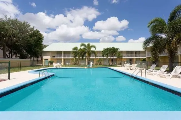 Howard Johnson by Wyndham Vero Beach / Downtown - Havuz