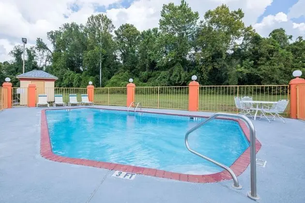 Howard Johnson by Wyndham Vicksburg - Havuz