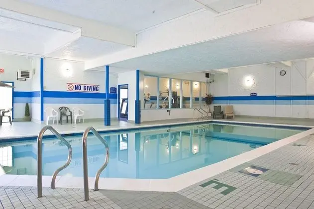 Howard Johnson Hotel by Wyndham Victoria - Havuz