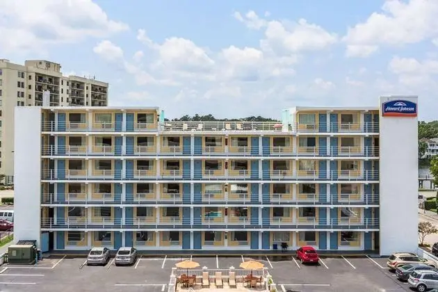 Howard Johnson by Wyndham Virginia At The Beach