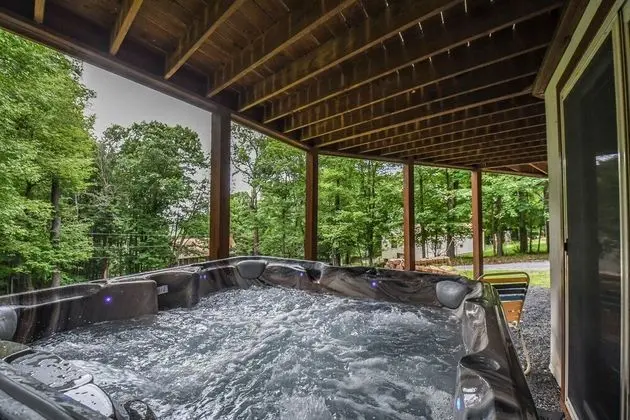 Howling Wolf Den - Spa