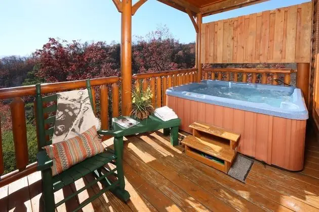 Howling Wolf - One Bedroom Cabin - Spa