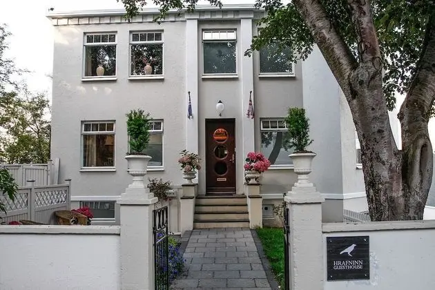 Hrafninn Guesthouse