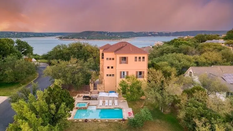 Hudson by Avantstay Magnificent Home w/ Beautiful Views, Multiple Living Areas, Pool & Games!