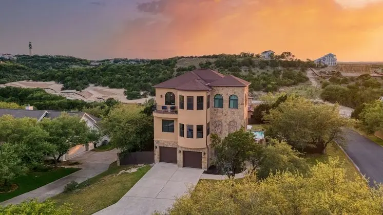 Hudson by Avantstay Magnificent Home w/ Beautiful Views, Multiple Living Areas, Pool & Games! - İç Mekan