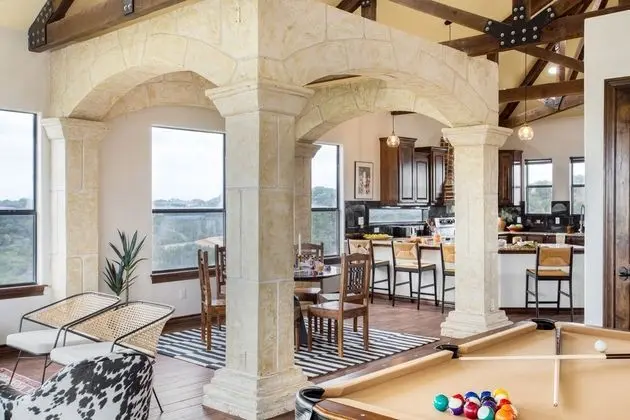 Hudson by Avantstay Magnificent Home w/ Beautiful Views, Multiple Living Areas, Pool & Games! - İç Mekan