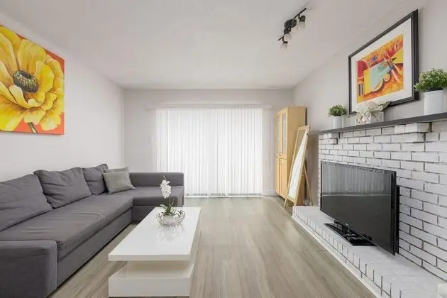 Huge 4 Bedroom Upper Suite Good for 10 People