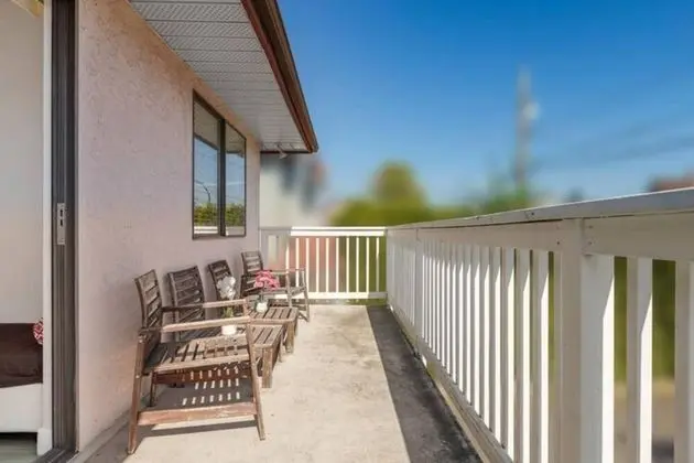 Huge 4 Bedroom Upper Suite Good for 10 People
