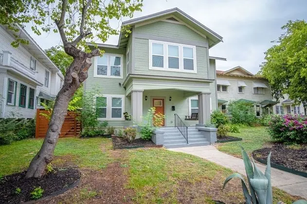 Huge Remodeled 5BR 4BA House Sleeps 20 Downtown - 1
