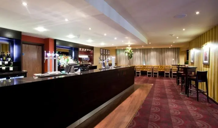 Hull BW Signature Collection - Bar