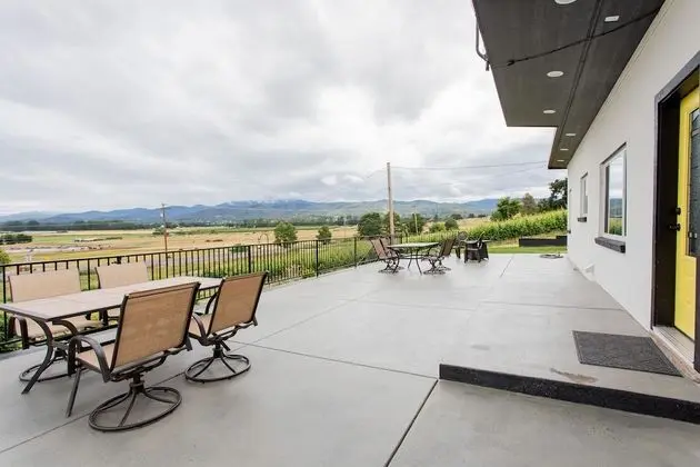 Hummingbird Estate Wine & Suites