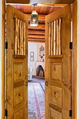 Hummingbird - Spectacular Views, Stunning East Side Home, Walk to Canyon Rd
