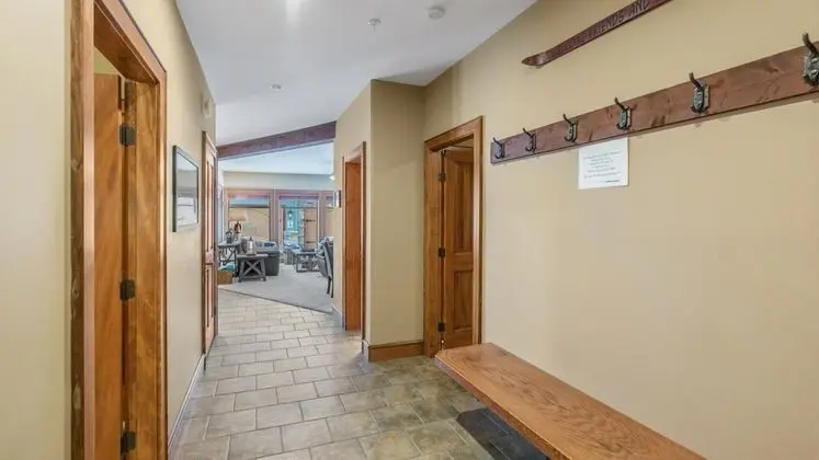I Spy - Cozy Pet Friendly, Ski In/Ski Out Condo with Private Hot Tub - Lobi