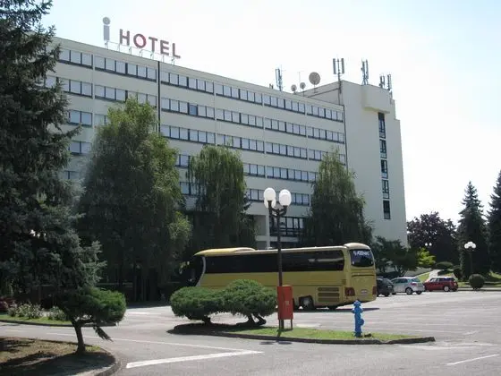 Hotel i