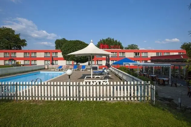 Ibis 3 Lacs Neuchatel Hotel - Havuz