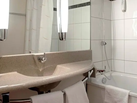 Ibis 3 Lacs Neuchatel Hotel - Oda
