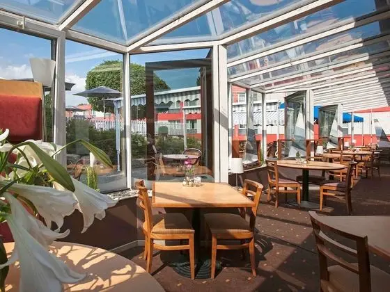 Ibis 3 Lacs Neuchatel Hotel - Yerinde Yemek