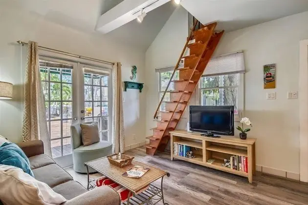 Ibis by Avantstay Close to Duval Street w/ Shared Pool Month Long Stays Only