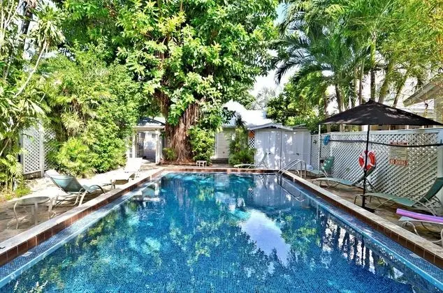 Ibis by Avantstay Close to Duval Street w/ Shared Pool Month Long Stays Only
