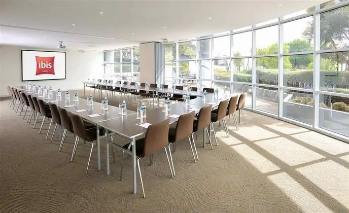 Ibis Glen Waverley - İş / Konferans