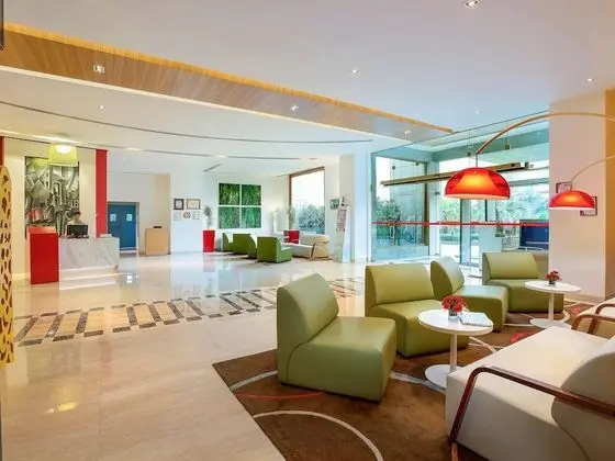 ibis Gurgaon Golf Course Road Hotel - Dış Mekan