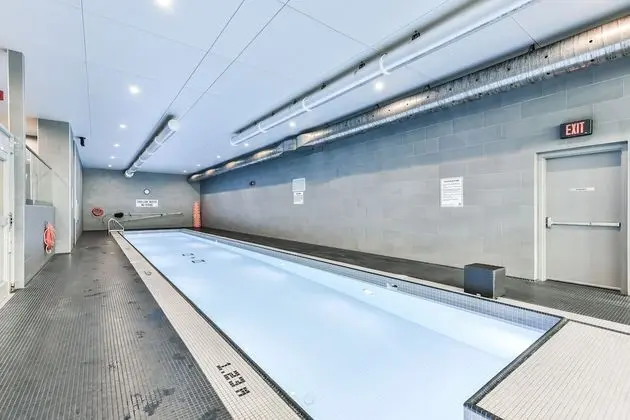 Iceboat Terrace Luxury Condos - Havuz