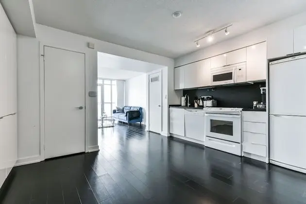 Iceboat Terrace Luxury Condos - Mutfak