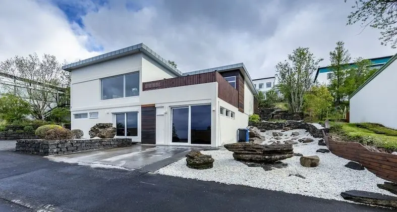 ICELAND SJF Villa , Hot tub & Outdoor Sauna Amazing Mountains View - 15 min to downtown - Dış Mekan