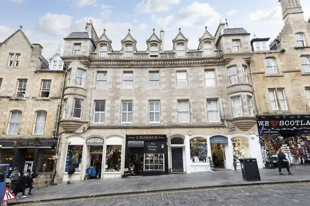 Iconic Cockburn Street 4 Bedroom Apartment: Heart of Old Town