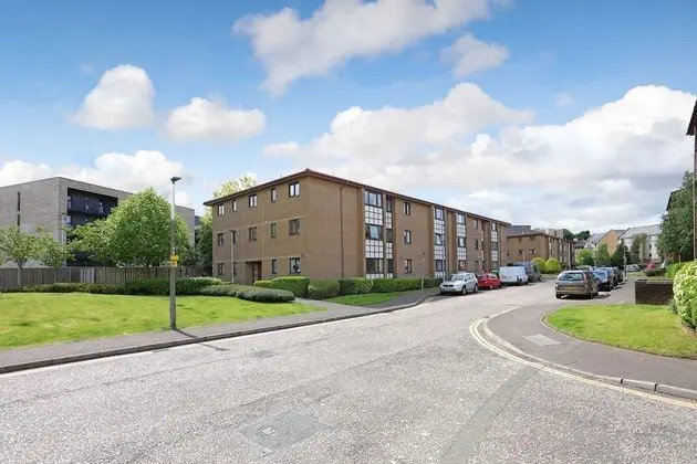 Ideal Central Edinburgh Location With On-site Private Parking