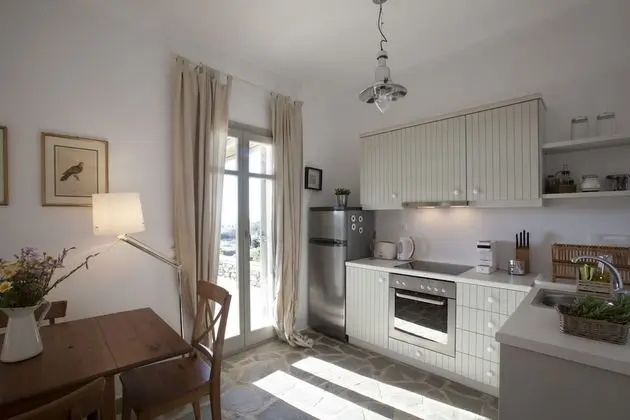 Idyllic Holiday Villa Gardenview Nr Beach by VillaRentalsgr - İç Mekan
