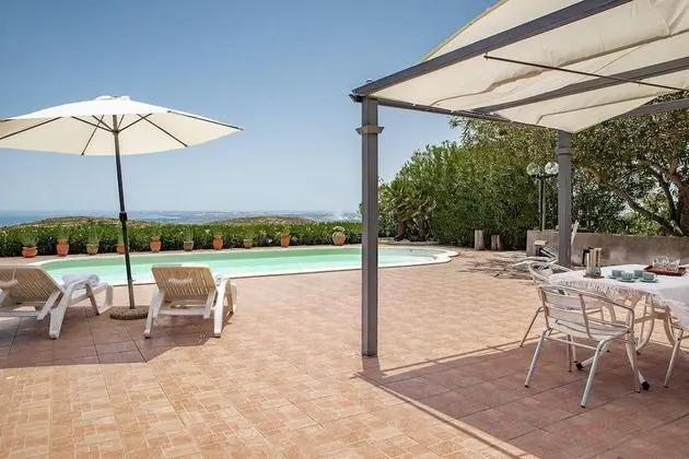 Villa Il Carrubo con Piscina by Wonderful Italy