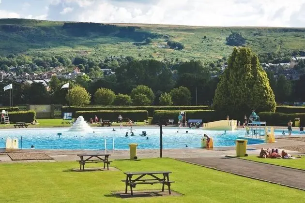 Ilkley Central One Apartment - Havuz